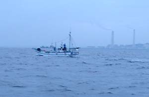 久里浜沖　トローリングする漁師